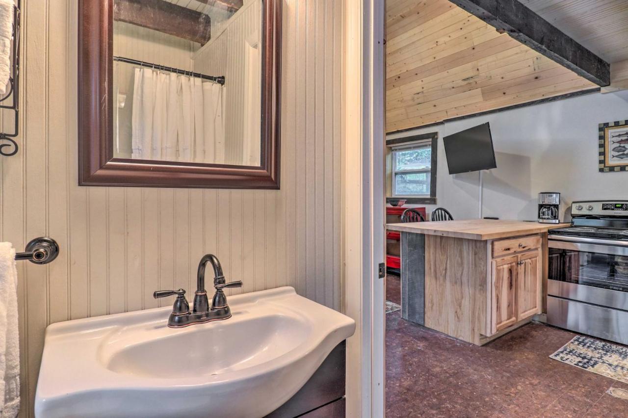 Rustic Hendersonville Farm Studio With Private Deck Exteriör bild